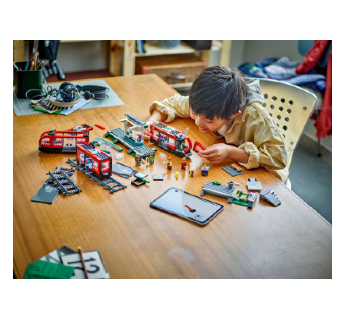 LEGO Конструктор LEGO City Трамвай і вокзал у центрі міста 811 деталей (60423)
