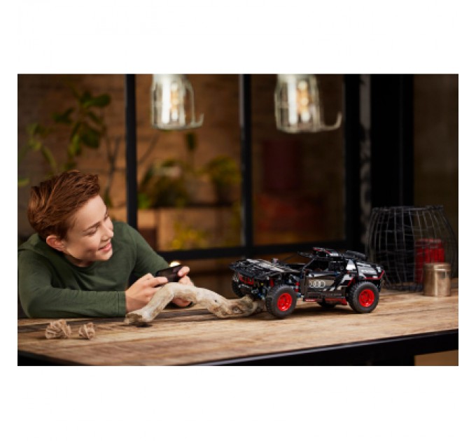 Конструктор LEGO Technic Audi RS Q e-tron 914 деталей (42160)