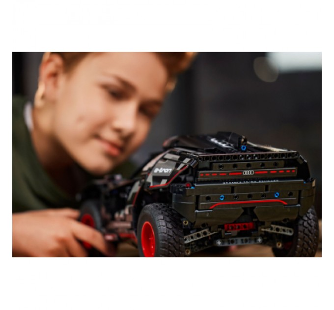 Конструктор LEGO Technic Audi RS Q e-tron 914 деталей (42160)