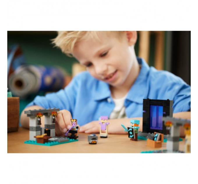 LEGO Конструктор LEGO Minecraft Зброярня 203 деталей (21252)