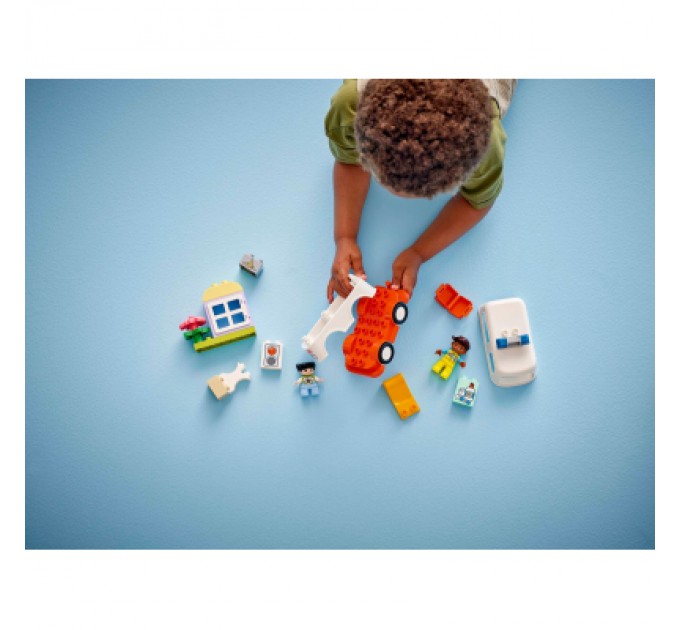 LEGO Конструктор LEGO DUPLO Town Швидка допомога та водій (10447)