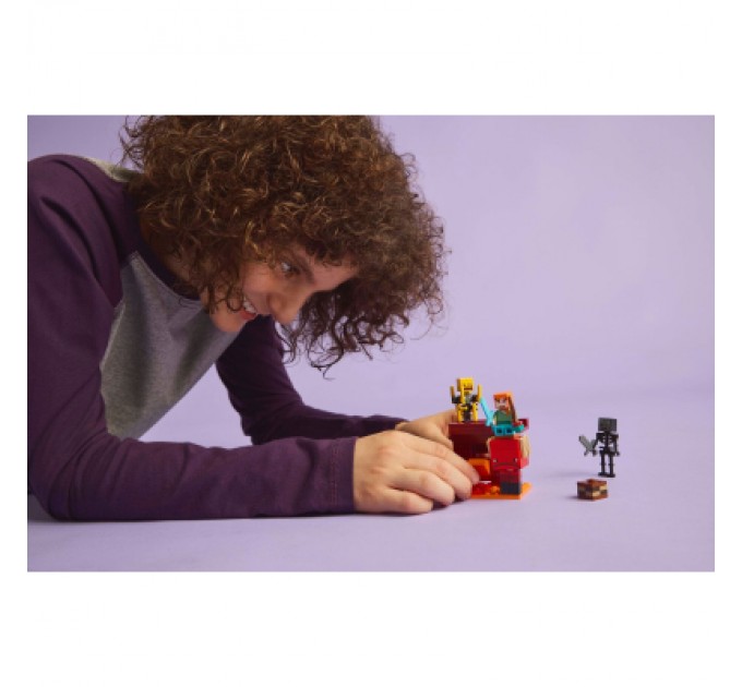 Конструктор LEGO Minecraft Битва з лавою у Незері (21266)