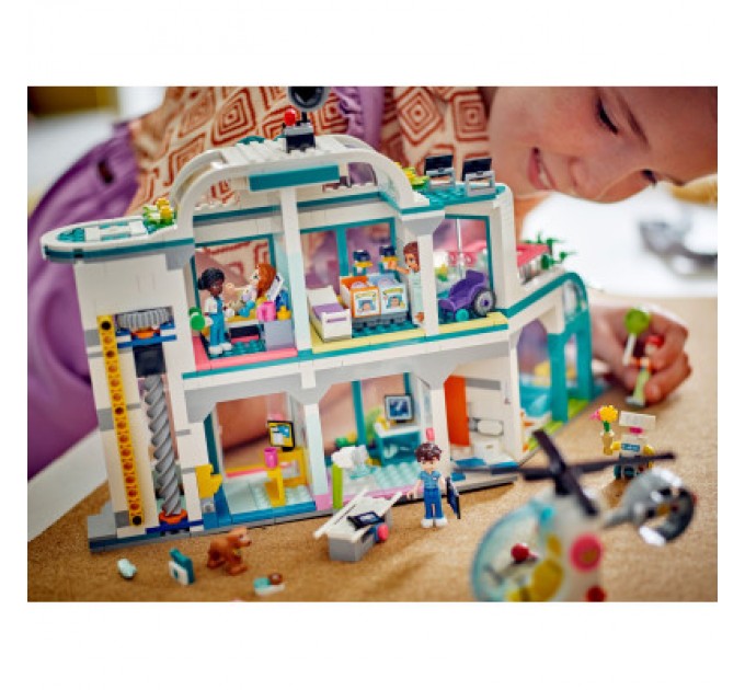 LEGO Конструктор LEGO Friends Лікарня в Хартлейк-Сіті 1045 деталей (42621)