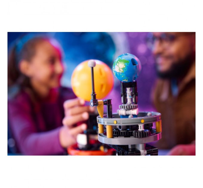 Конструктор LEGO Technic Земля та Місяць на орбіті 526 деталей (42179)