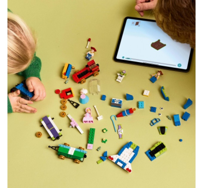 Конструктор LEGO Disney та Pixar Святкування з Історії іграшок: поїзд та авто для гонок (43264)