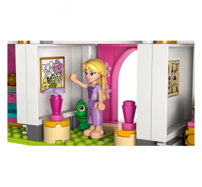 Конструктор LEGO Disney Замок принцеси та королівські улюбленці (43267)