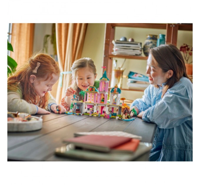 Конструктор LEGO Disney Замок принцеси та королівські улюбленці (43267)