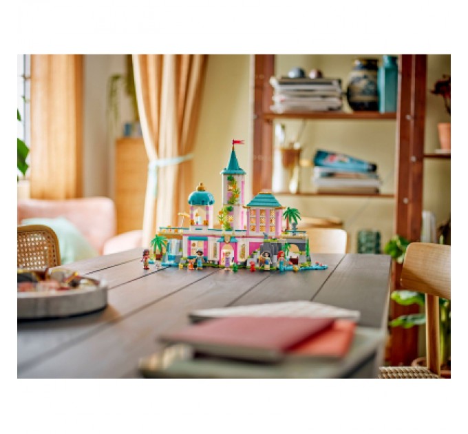 Конструктор LEGO Disney Замок принцеси та королівські улюбленці (43267)