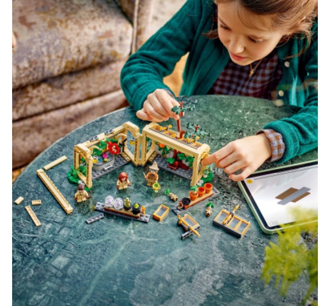 Конструктор LEGO Harry Potter Замок Хогвартс: урок гербології (76445)